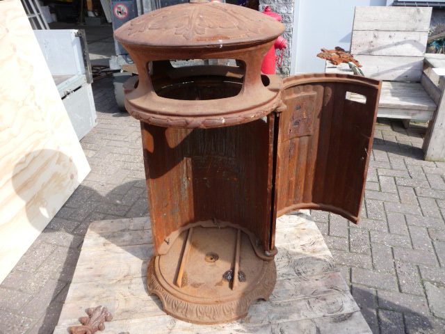 Gietijzeren vuilnisbak type Madrid, 700 Euro